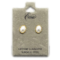 أقراط فوق الدانتيل واللؤلؤ